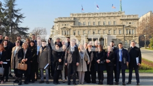 Opozicija nosi transparente